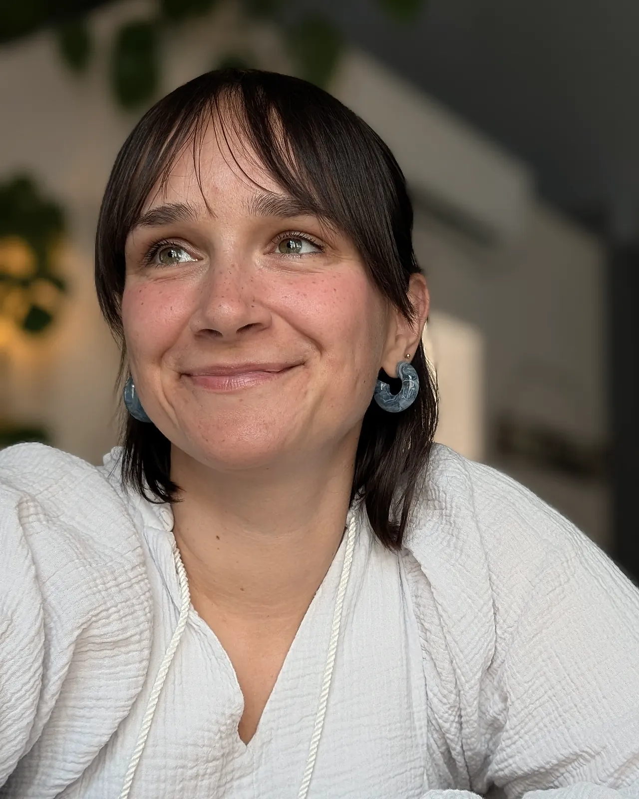 Tamara, lektorka języka angielskiego w Wadowicach, uśmiechnięta przy stole w kawiarni